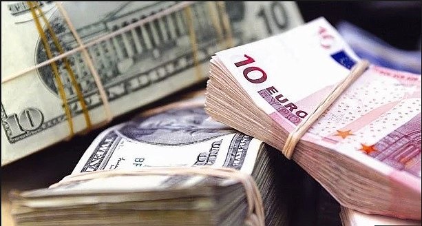 В Украине упал курс доллара и евро 
