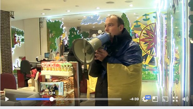 Блокада Roshen: в магазине нардеп просит ничего не покупать (видео)