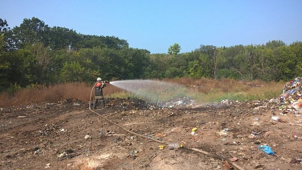 Спасатели ликвидировали пожар на мусорной свалке на Киевщине
