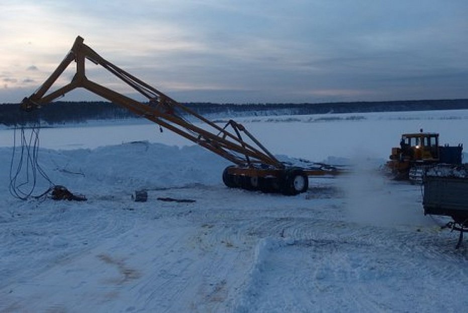 В России трактор доставал из воды кран, который доставал бензовоз — все утонули