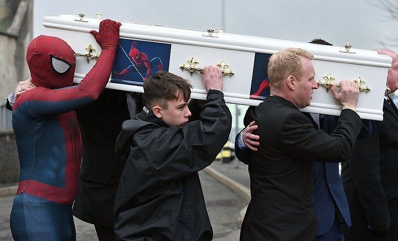 На похороны утонувшего пятилетнего мальчика пришёл Человек-паук