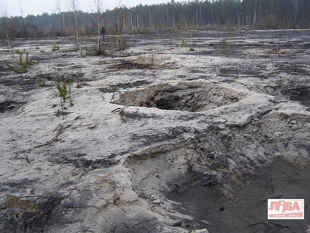 На фото результаты бесконтрольной добычи янтаря на Полесье - опустынивание и эрозия 