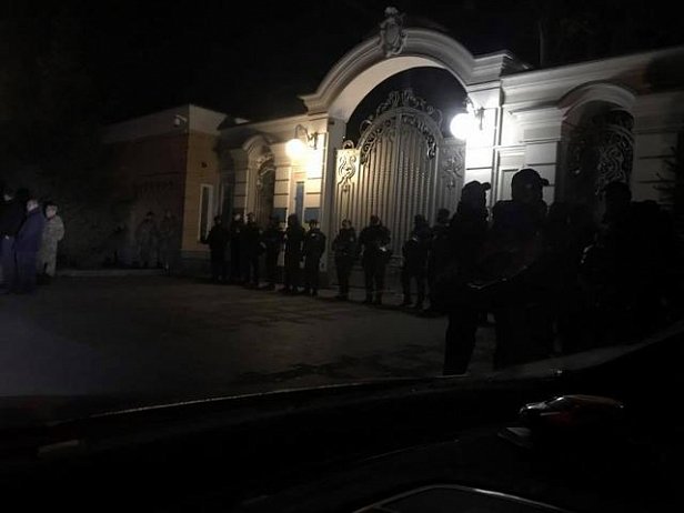 Дом Порошенко в Козине оцеплен спецназом (фото) 