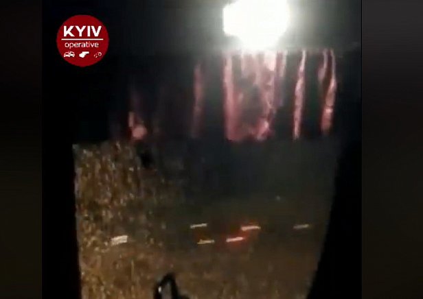 В Киеве возле метро обстреляли маршрутку: подробности