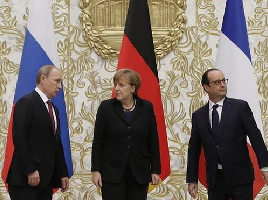 Олланд и Меркель намерены провести телефонные переговоры с Путиным