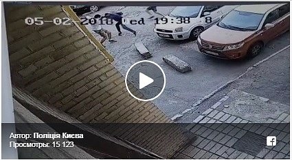 Банда в масках в Киеве напала на "киборга": подробности