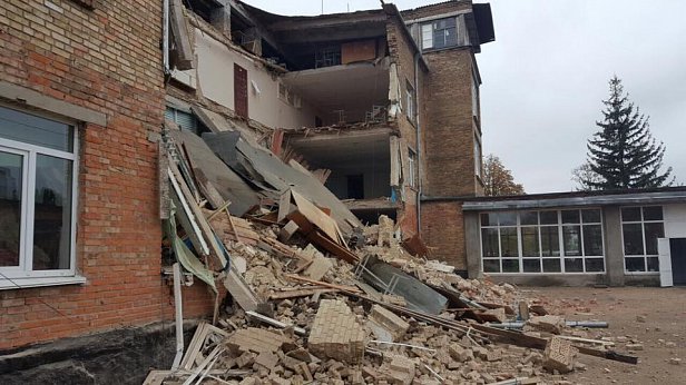 Обвал школы в Василькове: в здании обрушились перекрытия нескольких этажей