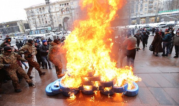 Против повышения стоимости проезда в Киеве у здания мэрии сожгли шины