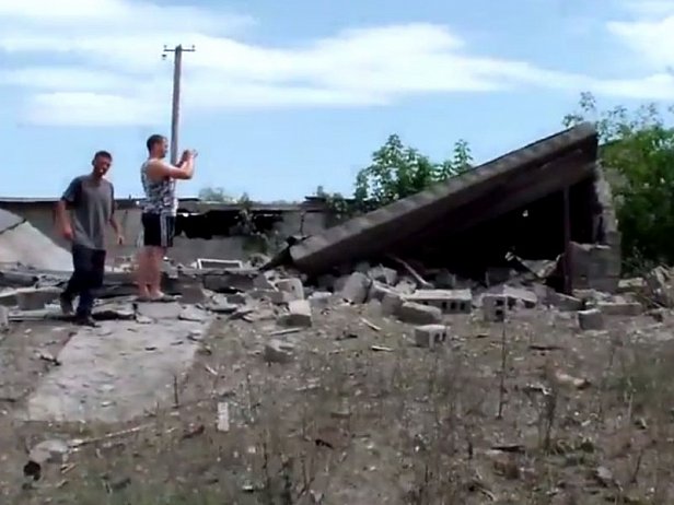 Новый обстрел Станицы Луганской: пострадали районная администрация и жилой дом