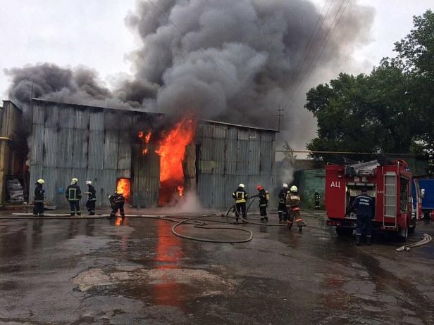 В Киеве вспыхнул пожар на СТО в Печерском районе