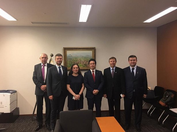 На фото  - делегация из Японии и украинские политики