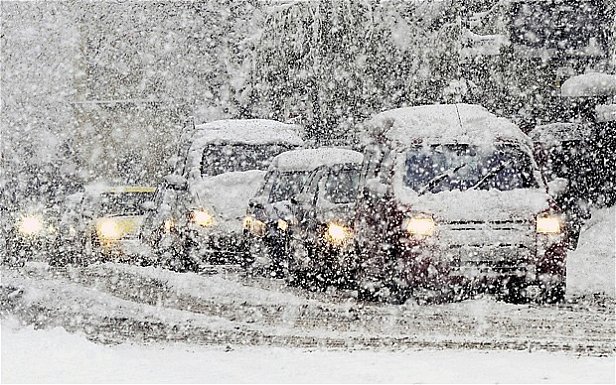 Сотни украинцев без света, но будет еще хуже: сильный снег и “белая смерть”