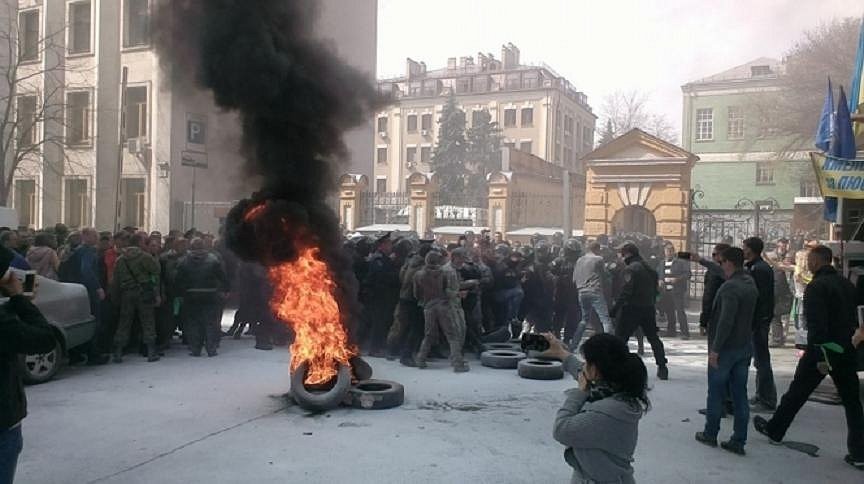 Столкновения и горящие шины под Администрацией Порошенко. Видео