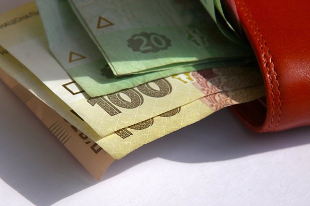 Средняя зарплата в Украине выросла на 975 грн