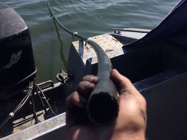 В Одесской области пограничники обнаружили подводный спиртопровод
