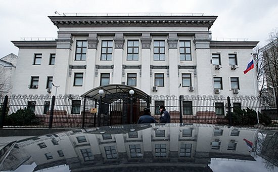 Кровь пролилась под посольством РФ в Киеве: первые подробности (фото)