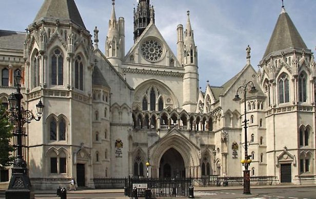 На фото - Высокий суд Англии 