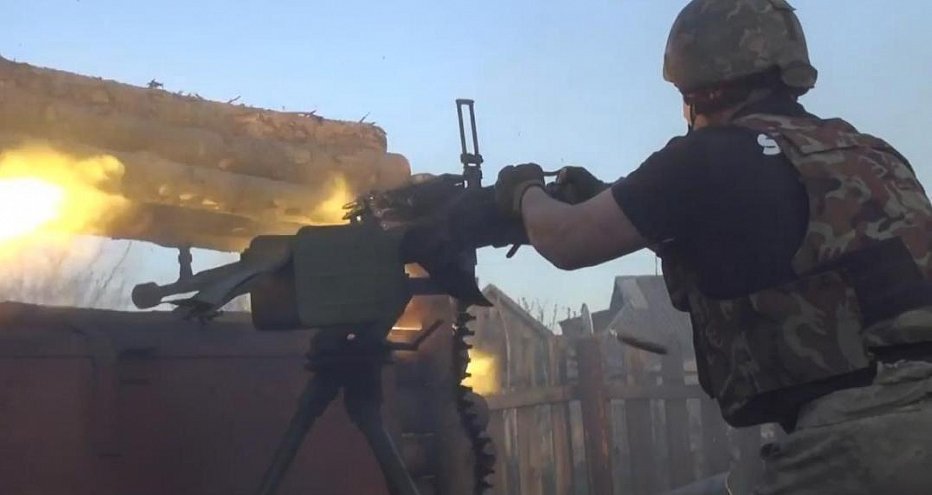Украинские бойцы "насыпают" сепаратистам с пулемётов крупного калибра. Видео