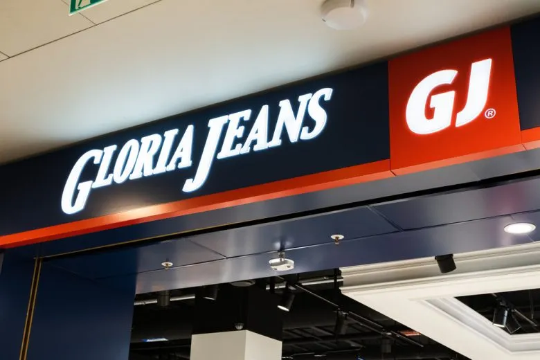 На фабриках производителя одежды Gloria Jeans в России будут шить спецодежду для военных