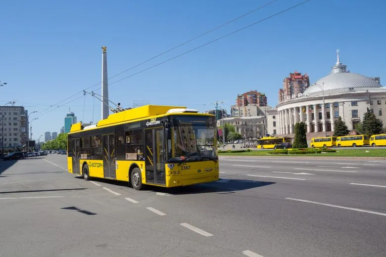 В КГВА анонсировали обновленные правила работы общественного транспорта во время тревог