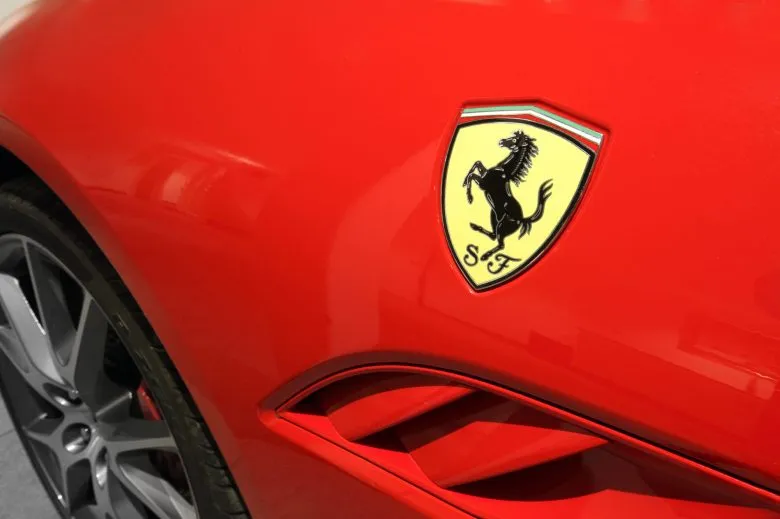 Обвал акций Ferrari: семья Аньелли продает долю в автокомпании на 3 млрд евро