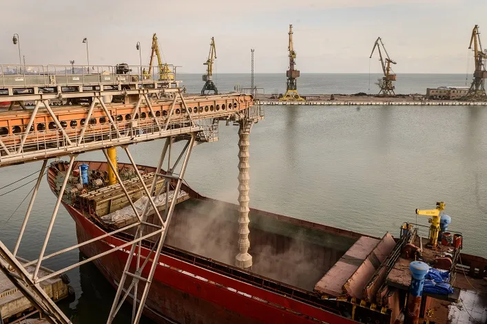 Обсяг експорту українським морським коридором у квітні скоротився на 45%.