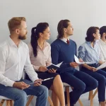 Україна втратила 40% працездатного населення. Роботодавці піднімають зарплати та наймають пенсіонерів.
