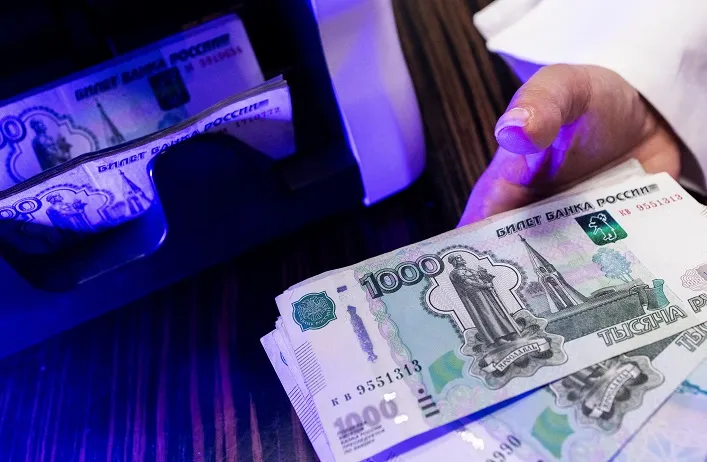 Банківська система РФ на межі краху: росіяни масово знімають гроші з рахунків, обмежуючи здатність банків фінансувати війну через викуп військових облігацій.